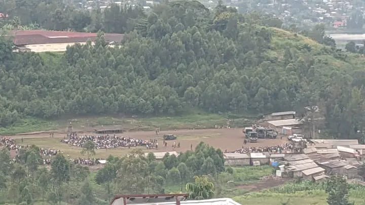 michombero's tweet photo. #Minova : plusieurs civils conduits à Chanzu pour une formation idéologique de l’AFC/M23, selon des sources locales

Des habitants de Minova-Centre, Kalungu et des Hauts Plateaux ont été contraints, ce samedi 26 septembre, de se rendre à Chanzu, dans le territoire de Rutshuru, afin de participer à une formation idéologique organisée par l’AFC/M23, selon plusieurs sources locales.

D’après une source contactée à Minova-Centre, des chefs et cadres de base ont été rassemblés puis embarqués à bord de camions en direction du stade Mille Arbres, où se tenait cette activité. Les personnes qui refusaient de s’y rendre s’exposent à des représailles, selon le même témoignage.

À Minova, plusieurs femmes disent être sans nouvelles de leurs maris depuis leur départ et ignorent s’ils seront autorisés à regagner leurs domiciles.