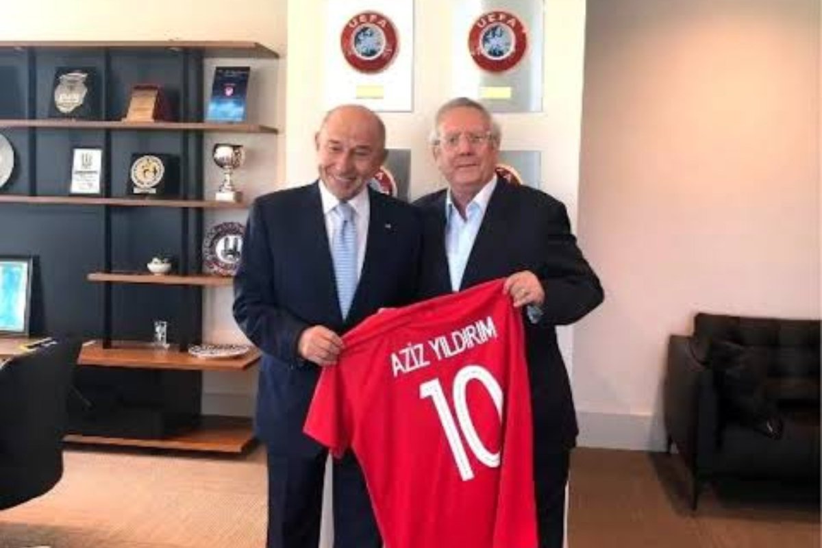 musaucan33's tweet photo. Zamanında Fenerbahçe'yi SPK'ya o şikayet etti!

Bir kaç yüz bin euro için Fenerbahçe'ye transfer yasağı koyan kankası ceketsiz hainle o poz verdi!

Yenilgimizin hemen ertesi, doğum günü ayağına vur patlasın çal oynasın videoyu o servis ettirdi medyaya!

70 yaşında adam, "doğum günü partim ne var bunda" dedi!

"Fenerbahçe teminat mektubu vermez" diye bir şey uydurup, bitmiş Lookman transferini sabote eden Murat Salar, onun adamı!

Kendisini 3 Temmuz'da sözde savcı, firarî FETÖcü terörist Zekeriya Öz'e bizzat şikayet eden HBK'i tavşan aday yapan, kongre için ofisinde imza kampanyası başlatan, Saran gibi çapsızı kulübün başına başkan yaptıran o!

Kulübün UEFA gelirlerine 7m euro el konmasına sebep olan, tüzük maddelerini geçirtmeyen o!

Aslında hiç bir şeyi gizli gizli yapmıyor, her şey ortada…

Seçmeyin bunu, futbolun, sporun dışına çıkartacak kulübü dedik, 9000 yeni kongre üyesi hiçlikten var oldu kongre sabahı!

Şeytanın değil; Fenerbahçe'nin avukatlığını yapınca söylediğin şeyin gerçek olduğunu anlarsın!…