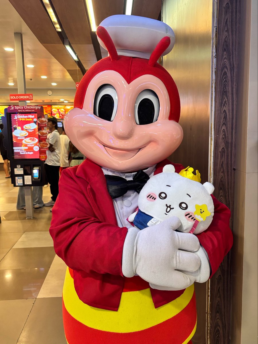 rozenheartdream's tweet photo. After the Chiikawa fan screening, we passed by a Jollibee and the goat was there so of course I had Jollibee take a picture with Chiikawa too 😂💖 https://t.co/DPu0jnpp0p