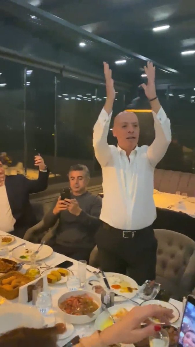 musaucan33's tweet photo. Zamanında Fenerbahçe'yi SPK'ya o şikayet etti!

Bir kaç yüz bin euro için Fenerbahçe'ye transfer yasağı koyan kankası ceketsiz hainle o poz verdi!

Yenilgimizin hemen ertesi, doğum günü ayağına vur patlasın çal oynasın videoyu o servis ettirdi medyaya!

70 yaşında adam, "doğum günü partim ne var bunda" dedi!

"Fenerbahçe teminat mektubu vermez" diye bir şey uydurup, bitmiş Lookman transferini sabote eden Murat Salar, onun adamı!

Kendisini 3 Temmuz'da sözde savcı, firarî FETÖcü terörist Zekeriya Öz'e bizzat şikayet eden HBK'i tavşan aday yapan, kongre için ofisinde imza kampanyası başlatan, Saran gibi çapsızı kulübün başına başkan yaptıran o!

Kulübün UEFA gelirlerine 7m euro el konmasına sebep olan, tüzük maddelerini geçirtmeyen o!

Aslında hiç bir şeyi gizli gizli yapmıyor, her şey ortada…

Seçmeyin bunu, futbolun, sporun dışına çıkartacak kulübü dedik, 9000 yeni kongre üyesi hiçlikten var oldu kongre sabahı!

Şeytanın değil; Fenerbahçe'nin avukatlığını yapınca söylediğin şeyin gerçek olduğunu anlarsın!…