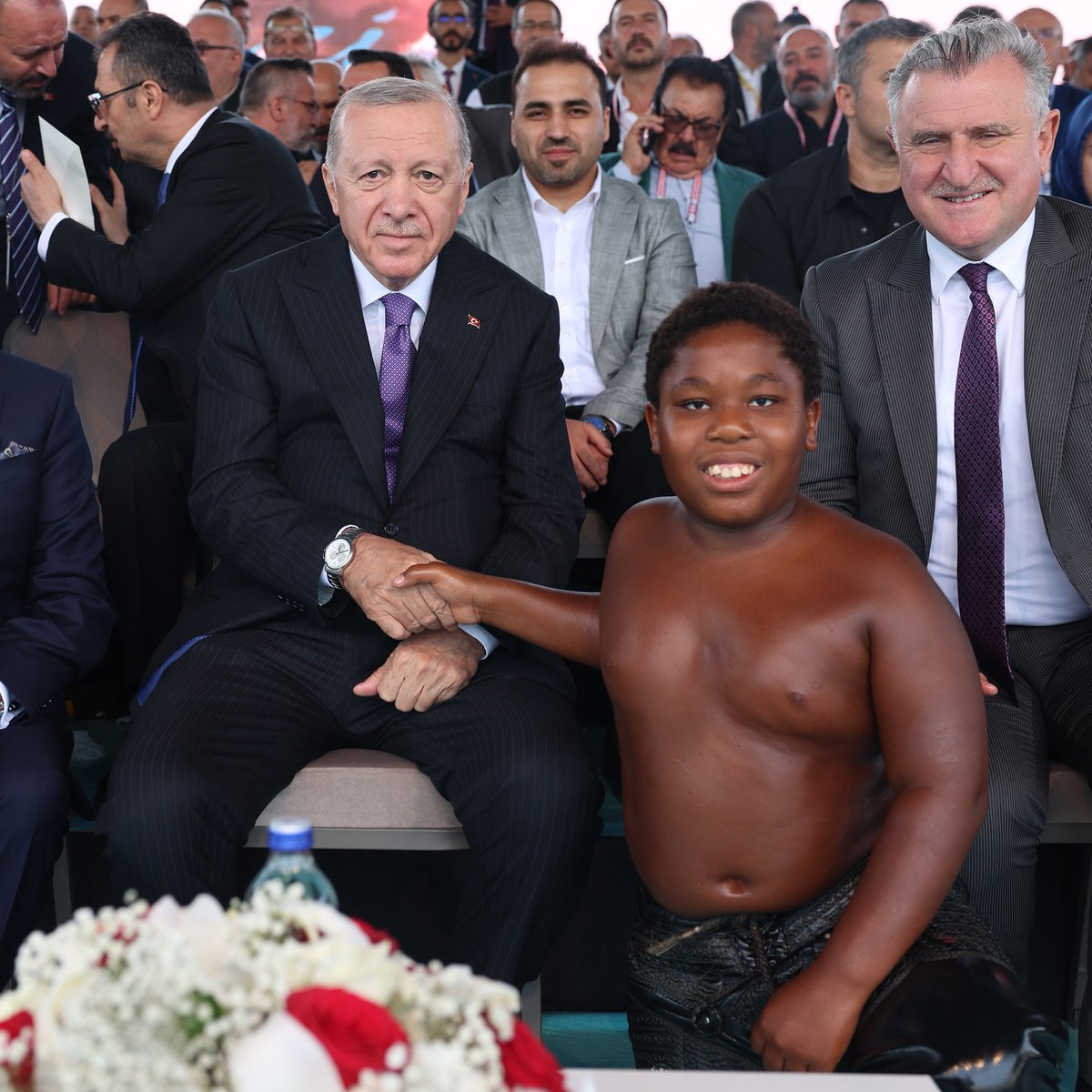 bosunatiklama's tweet photo. Cumhurbaşkanı Erdoğan ve güreşçi Arap Osman bir araya geldi. https://t.co/79iaDE34L6