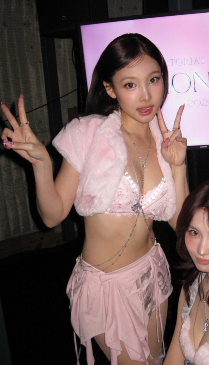 imnayeonarchive's tweet photo. she loves gatekeeping her best looks https://t.co/ysLhI1cmDG