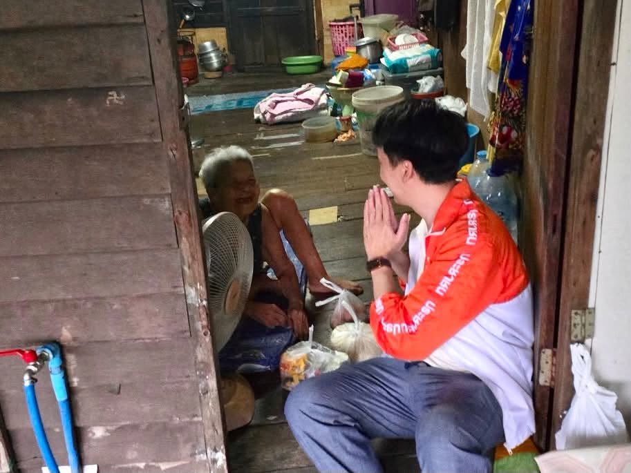 n_namizo's tweet photo. ทั้ง สส สก ส้มนี่เขาลงหน้างานกันตั้งแต่แรก แต่อยู่ๆอีแบกกับสลิ่มก็เล่นงาย โพสลอยๆ+ช่วยกันปั่นดักคนไม่ตามข่าวว่า สส สก ส้มหายไปไหนละพวกก็ไหลตามกัน 5555 #อุทกภัย #ฝนตกหนัก #พรรคประชาชน https://t.co/1gL5eSYLIC