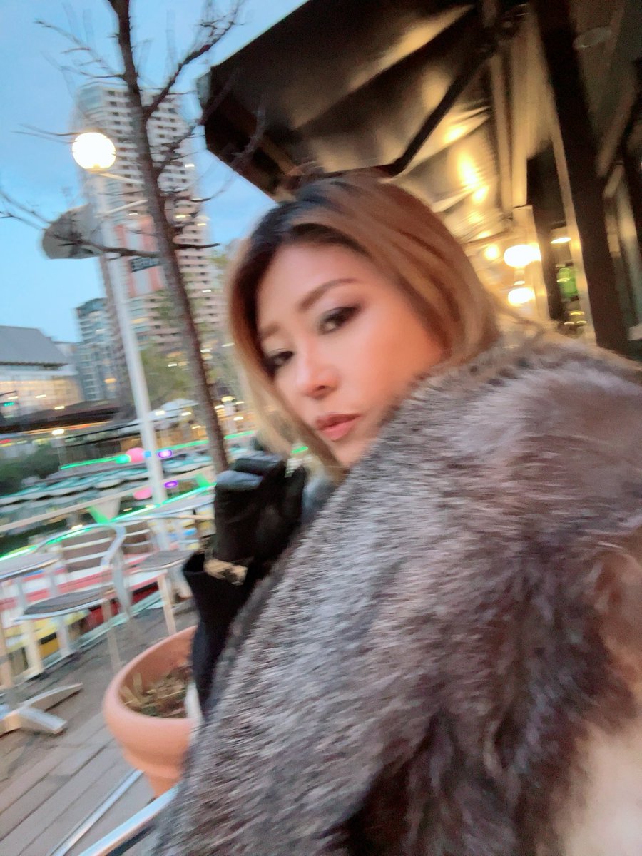 femmefatal2019's tweet photo. 本日27日(日)
ファムファタール池袋

皆様をお迎えいたしますのは

🌹凛子　17時

🌹栄　17時

✅平日営業
19時Open〜23時半
✅土日営業　
17時Open～23時

#ファムファタール池袋
#池袋駅西口徒歩３０秒のＳＭバー
#池袋駅西口交番真裏富士そば２階 https://t.co/9sDzg6UHsY