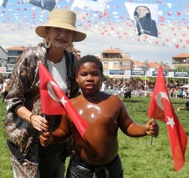 HypeOnHaber's tweet photo. Cumhurbaşkanımız Erdoğan ve Milli güreşçi Tanzanyalı Arap Osman bir araya geldi. https://t.co/gf4aUXGuBl