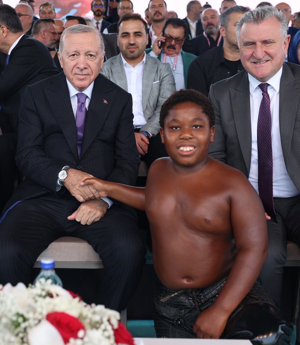 HypeOnHaber's tweet photo. Cumhurbaşkanımız Erdoğan ve Milli güreşçi Tanzanyalı Arap Osman bir araya geldi. https://t.co/gf4aUXGuBl