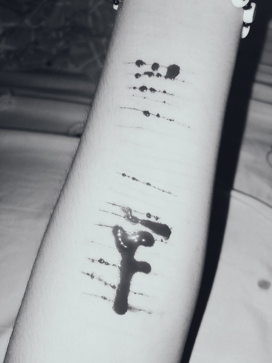 maeby_loser's tweet photo. F for failure 😢😢😢😢😢😢💔💔💔💔💔💔💔💔💔 Fake. All makeup SFX #shtwt https://t.co/deKl7HSLEw