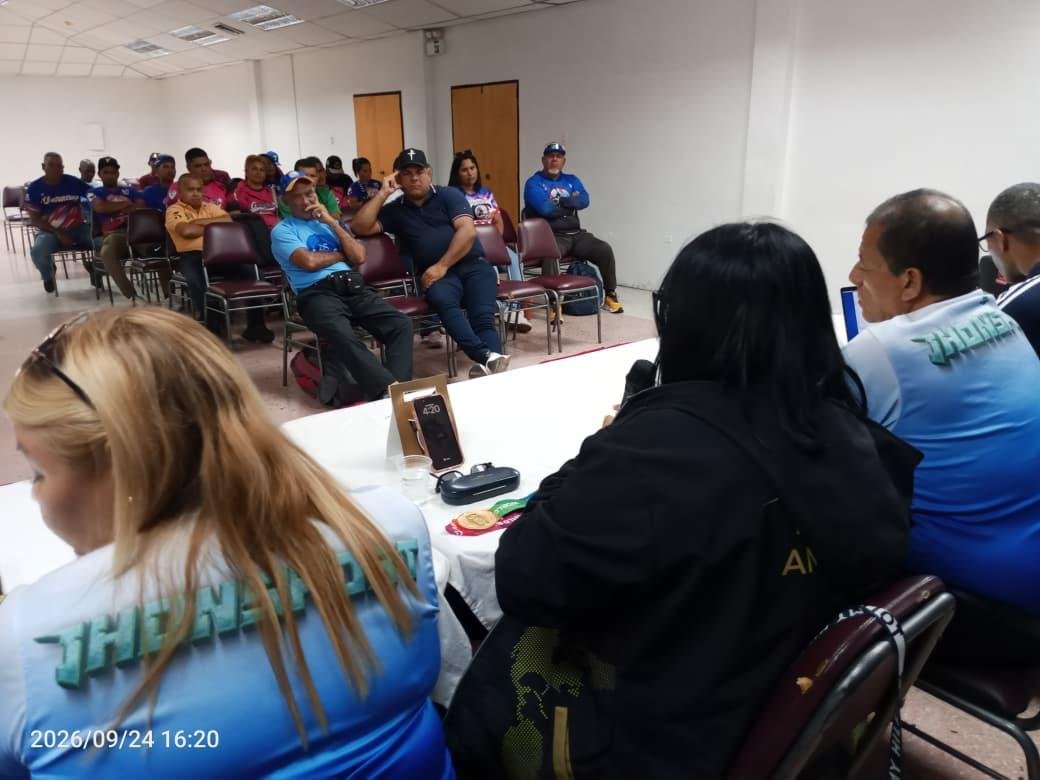 FEVEBEISBOL's tweet photo. #Breves 🗞️ 

En imágenes 📸 presidente de #FEVEBEISBOL @Arabeisbol se reune con Asociaciones para presentar el programa #SembrandoBeisbol

Recursos del #WBC serán usados para el apoyo de estas instituciones 🏆⚾️🇻🇪

¿Quieres conocer más detalles? 💻 https://t.co/W7Uc7X7wqX https://t.co/WOrWF9sC7K