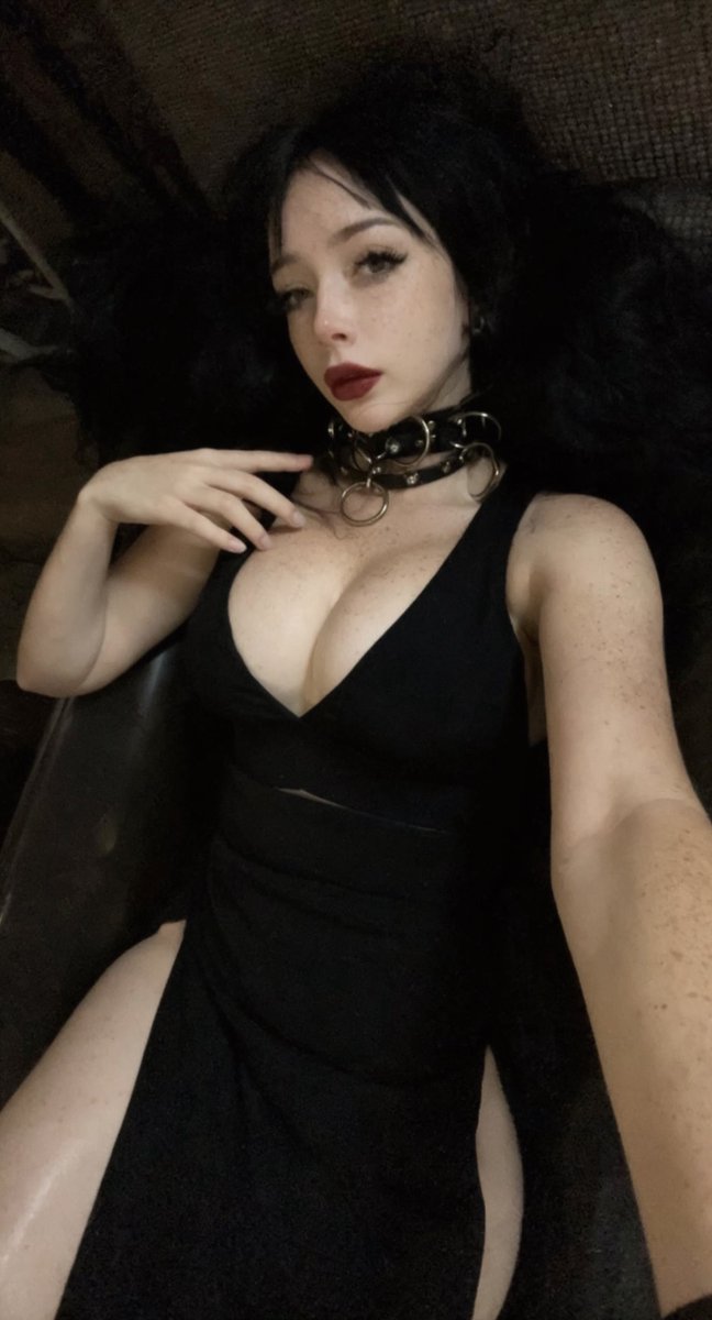 goth_annaa_99's tweet photo. chudaii https://t.co/KbeYvng1g2