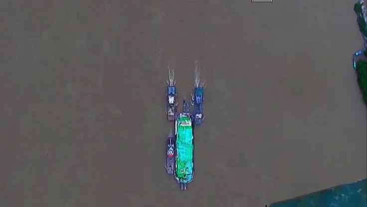 HeloBongiovani's tweet photo. #Mianmar 🇲🇲: O Exército de Independência de Kachin (#KIA) destrói uma embarcação militar no rio Ayeyarwady durante as recentes ondas de ataques. (vídeo)

https://t.co/ZoZaINGaVa https://t.co/0SauwSu2aX