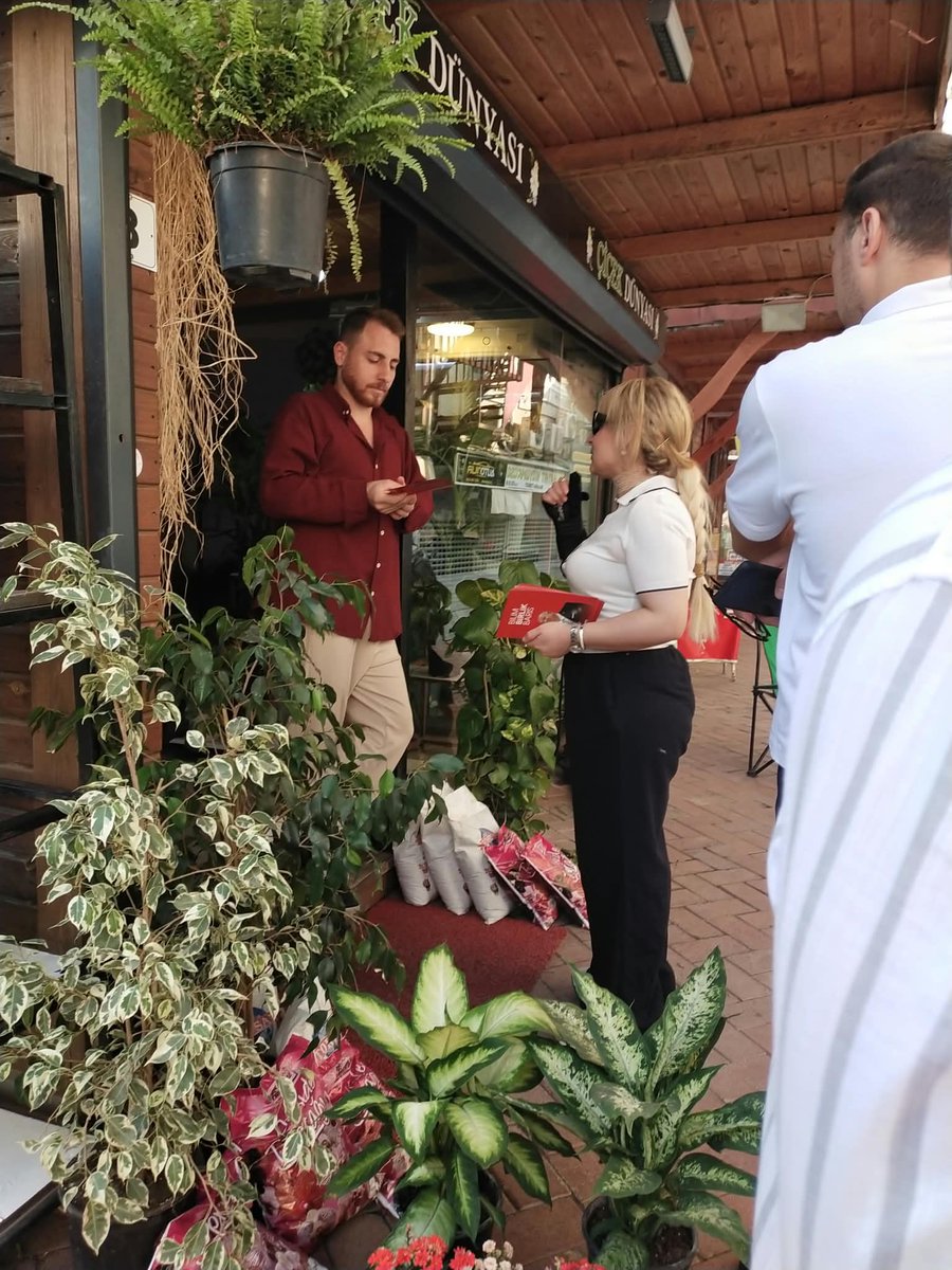 hilalinyildizi's tweet photo. Bugün Zafer Partisi İskenderun İlçe Başkanlığı olarak esnafımızı ziyaret ettik.

Sokaklarda, çarşılarda ve iş yerlerinde gördüğümüz umutsuzluk yüreğimizi acıttı. 6 Şubat’ta yalnızca binalarımız yıkılmadı; hayallerimiz, düzenimiz ve yılların emeği de büyük yara aldı.

Ocaklarımız söndü, evlerimiz yıkıldı. Aradan geçen zamana rağmen İskenderun halkı olarak hâlâ ayağa kalkma mücadelesi veriyoruz.

İskenderun hâlâ yaralarını sarmaya çalışıyor. Biz unutmadık, unutturmayacağız.
@umitozdag 
@SerhatTABANCA 
@zaferpartisi 
@zaferpartihty 
@zaferisk