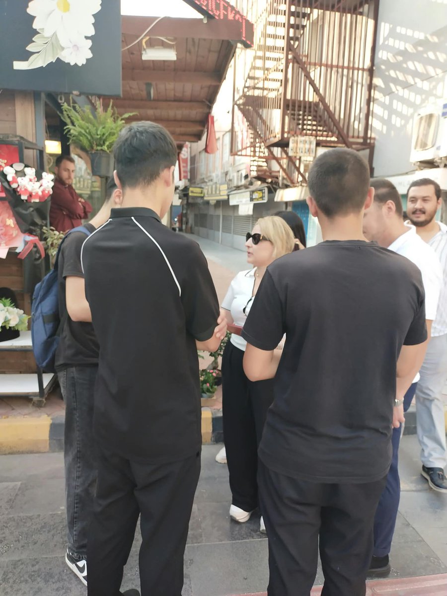 hilalinyildizi's tweet photo. Bugün Zafer Partisi İskenderun İlçe Başkanlığı olarak esnafımızı ziyaret ettik.

Sokaklarda, çarşılarda ve iş yerlerinde gördüğümüz umutsuzluk yüreğimizi acıttı. 6 Şubat’ta yalnızca binalarımız yıkılmadı; hayallerimiz, düzenimiz ve yılların emeği de büyük yara aldı.

Ocaklarımız söndü, evlerimiz yıkıldı. Aradan geçen zamana rağmen İskenderun halkı olarak hâlâ ayağa kalkma mücadelesi veriyoruz.

İskenderun hâlâ yaralarını sarmaya çalışıyor. Biz unutmadık, unutturmayacağız.
@umitozdag 
@SerhatTABANCA 
@zaferpartisi 
@zaferpartihty 
@zaferisk