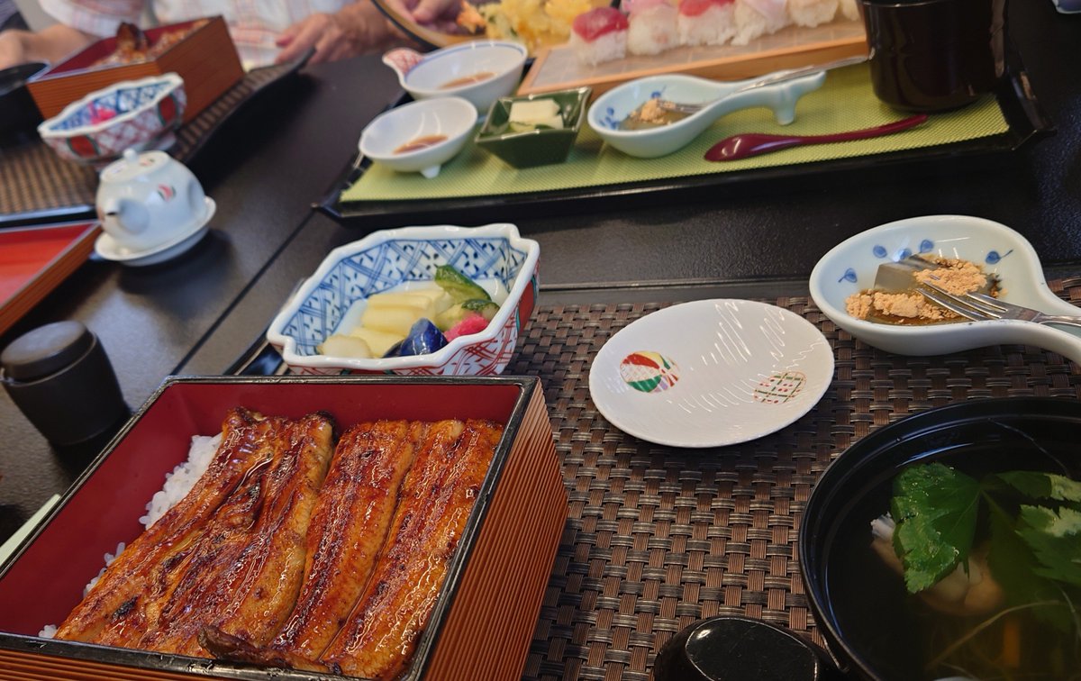 nimm_2626's tweet photo. TLに居ない命だったんですけど、あちこちでいきてはおります！げんき！いそがしくはある！
2枚目は5000円くらいするうなぎ https://t.co/MWfYCiybNw