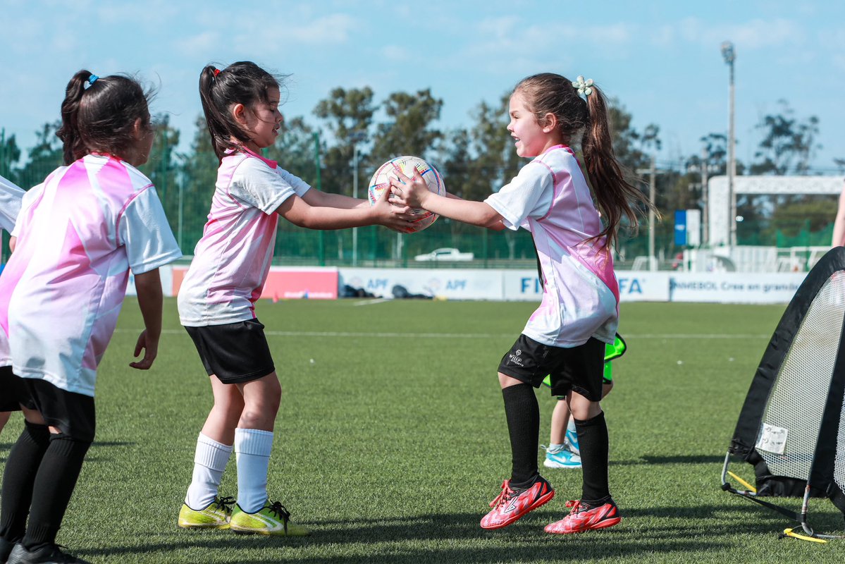 APFOficial's tweet photo. El fútbol femenino se vive a pleno en el Festival FIFA–APF ⚽️🏃🏻‍♀️

Mañana de aprendizaje y diversión en el marco de la realización del Tercer Festival FIFA–APF de Fútbol Femenino 2026, una iniciativa que busca seguir generando espacios seguros para el desarrollo de las nuevas generaciones del fútbol femenino.

✍🏻 https://t.co/RIuElwzmaN

#DesarrolloAPF | @fifacom_es | #FootballUnitesTheWorld