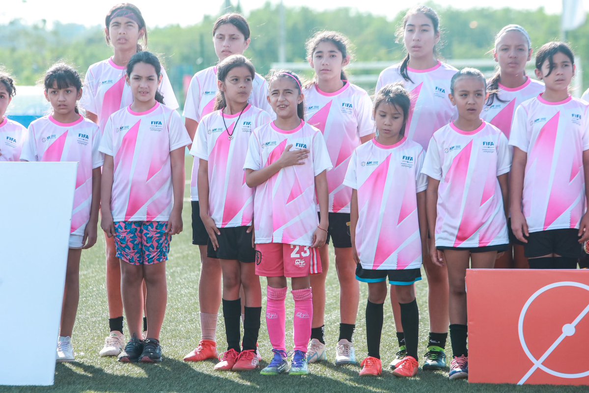 APFOficial's tweet photo. El fútbol femenino se vive a pleno en el Festival FIFA–APF ⚽️🏃🏻‍♀️

Mañana de aprendizaje y diversión en el marco de la realización del Tercer Festival FIFA–APF de Fútbol Femenino 2026, una iniciativa que busca seguir generando espacios seguros para el desarrollo de las nuevas generaciones del fútbol femenino.

✍🏻 https://t.co/RIuElwzmaN

#DesarrolloAPF | @fifacom_es | #FootballUnitesTheWorld