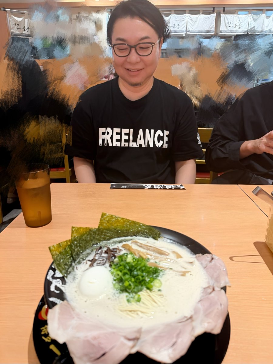 chikichikiko's tweet photo. 博多に降り立ち数人でラーメン。
正面に座ってた ヤス！

今日、初めて聞いた九州各地言葉
→→
しんけんおじー、たまがった、いっすんずり、よだきー、せっちー、すもつくれん、

全然知らん（笑） https://t.co/kCW836FcXF