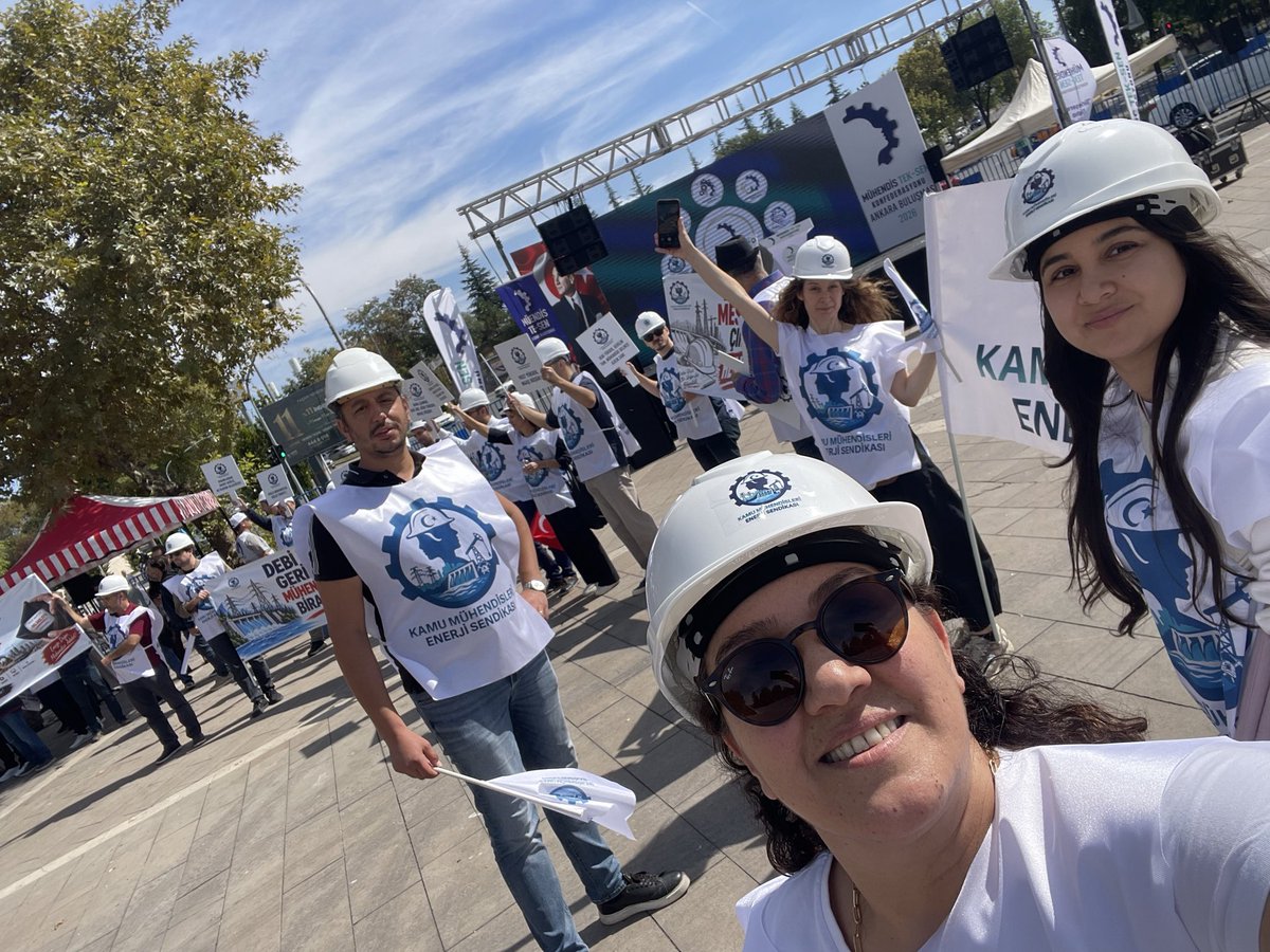NihalAlemdarogl's tweet photo. Sesimizi duyurmamıza vesile olan başta @SevgiBayfidan hanımefendiye ve tüm sendika yönetimine ve katılan tüm meslektaşlarımıza çok teşekkür ederiz. 
#KamuMühendisiAnıtparkta
@KaMuhEnerjiSen 
@MuhTekSen_Konf https://t.co/netfHwbCi4