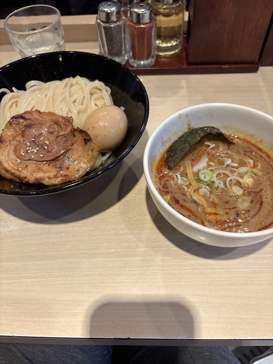 KeisukeSamejima's tweet photo. 最近胃もたれがひどい...
変な食事してたら誰か注意してください❗️特製辛つけめんばっかり食べちゃう。 https://t.co/qJKDFJJW88