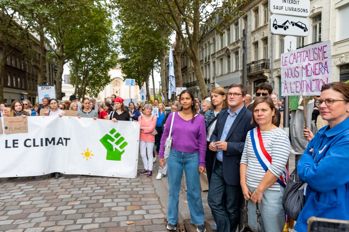Ardeslandes's tweet photo. Le dérèglement climatique n’est plus devant nous. Il est là. Maintenant.

Aujourd’hui à Lille, j’ai marché pour le climat, aux côtés des associations et des citoyens mobilisés.

Plus de 8 000 morts lors de la canicule cet été. Des logements transformés en bouilloires thermiques. 200 000 personnes évacuées en Gironde, ravagée par des incendies comme elle n’en avait pas connus depuis 50 ans. Des récoltes massivement perdues. Une biodiversité assoiffée. Des agriculteurs à bout.

Et pourtant, face à cette urgence, on continue de temporiser. Hors la transition écologique est aussi une mesure de justice sociale.

Alors que le budget 2027 arrive au Parlement, nous demandons au Gouvernement de prendre enfin la mesure de l’urgence climatique et écologique.
L’argument budgétaire ne peut pas tout justifier. Car ne rien faire coûte déjà très cher : en vies humaines, en dégâts, en récoltes perdues, en dépenses publiques et en drames sociaux.
Il faut agir maintenant.

Nos logements doivent être massivement rénovés pour mettre fin aux "bouilloires thermiques ». Nos services publics doivent devenir des lieux refuges face aux événements climatiques extrêmes. Nos écoles, nos crèches, nos hôpitaux et nos EHPAD doivent pouvoir protéger de la chaleur. . Les personnes sans-abri doivent être systématiquement mises à l’abri. Nos secours et nos pompiers doivent disposer de moyens à la hauteur des défis auxquels ils font face.
Mais s’adapter ne suffira pas. La meilleure protection contre le dérèglement climatique reste de réduire nos émissions. La France doit être à la hauteur de ses engagements dans l’Accord de Paris.

Le changement climatique nous rattrape. Nous ne sommes pas suffisamment préparés. Nous n’avons plus le temps d’attendre. Il nous faut une grande loi climatique et écologique. Maintenant.
À Lille comme partout en France, nous sommes déterminés.

Nous faisons le maximum mais nous avons besoin d’un état qui partage la même volonté. @SebLecornu donnez-nous les moyens d’agir.