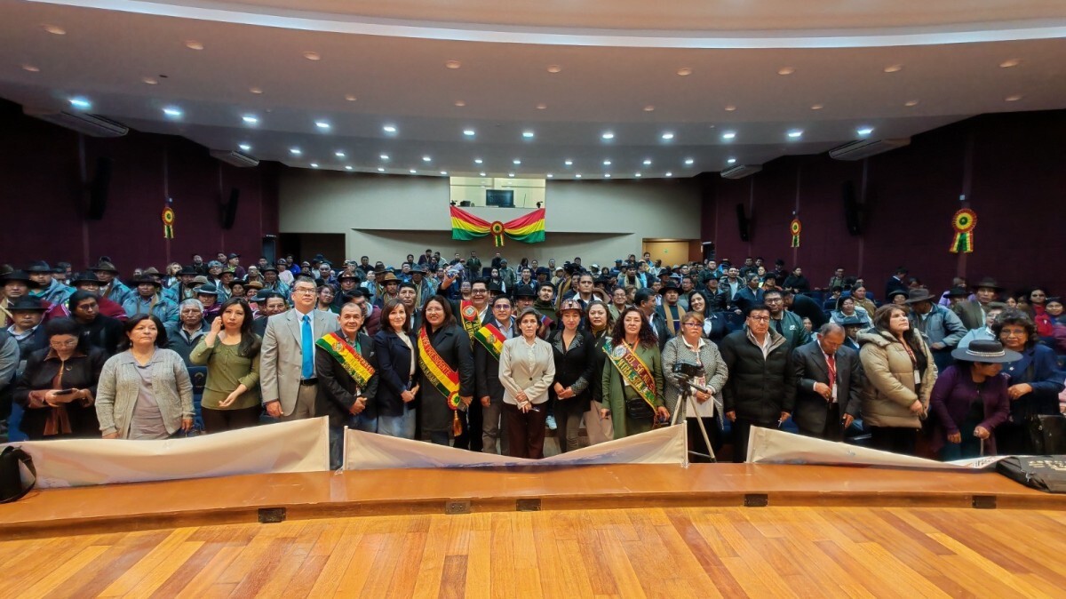 NotiBoliviaSeg's tweet photo. #NotiBolivia | Contraloría impulsa el fortalecimiento del control social y propone trabajar en lineamientos normativos para una mejor aplicación de la ley 341

Leer más en: https://t.co/DxHAkNZhOz

#Bolivia https://t.co/x2hncjxsBp