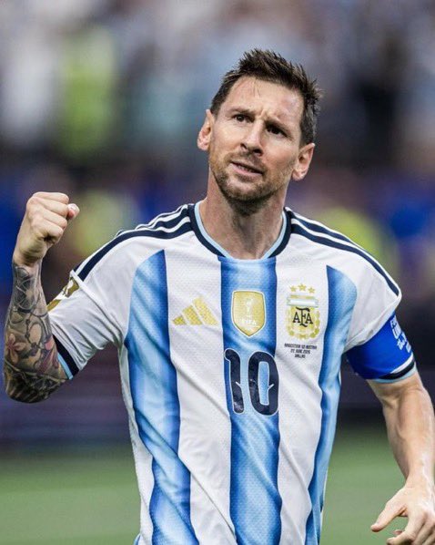 MundoBarcaNews's tweet photo. 🚨💰 ÚLTIMA HORA: 

Una entidad vinculada a Lionel Messi habría comprado una casa frente al agua valorada en 8 millones de dólares, justo al lado de su residencia actual en Fort Lauderdale. 🏠🌊👀

🗞️mundo barça https://t.co/Ti2M5VXjlT