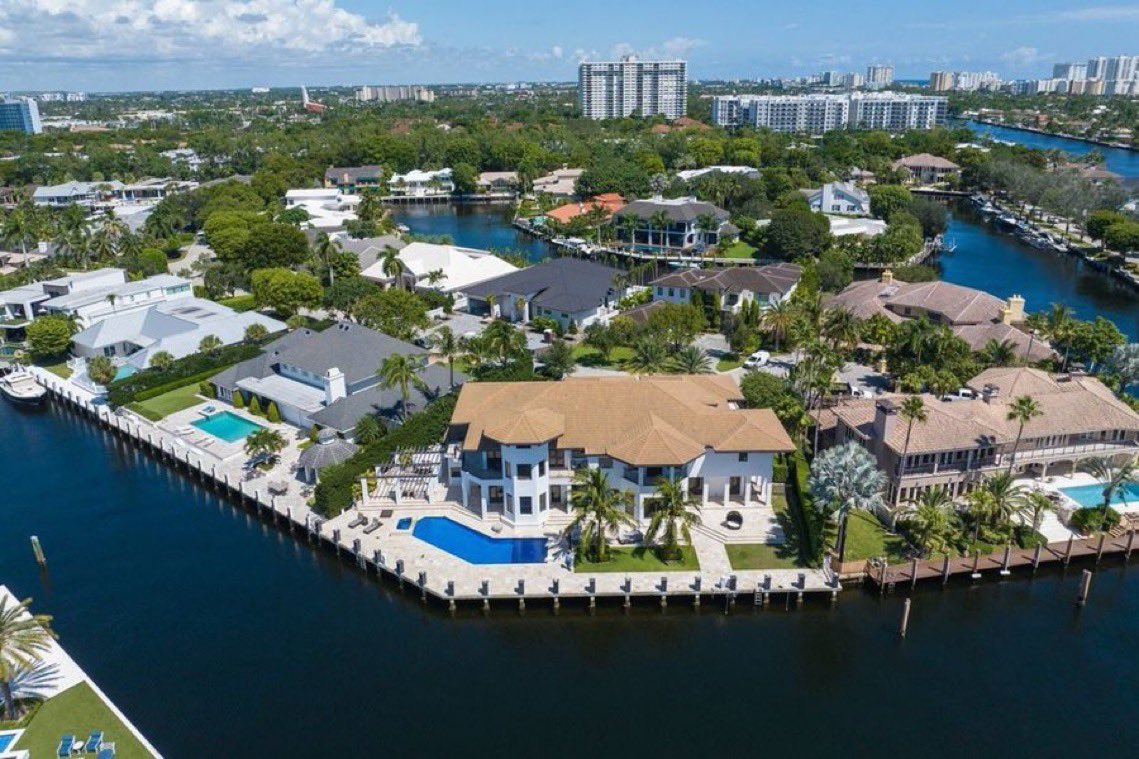 MundoBarcaNews's tweet photo. 🚨💰 ÚLTIMA HORA: 

Una entidad vinculada a Lionel Messi habría comprado una casa frente al agua valorada en 8 millones de dólares, justo al lado de su residencia actual en Fort Lauderdale. 🏠🌊👀

🗞️mundo barça https://t.co/Ti2M5VXjlT