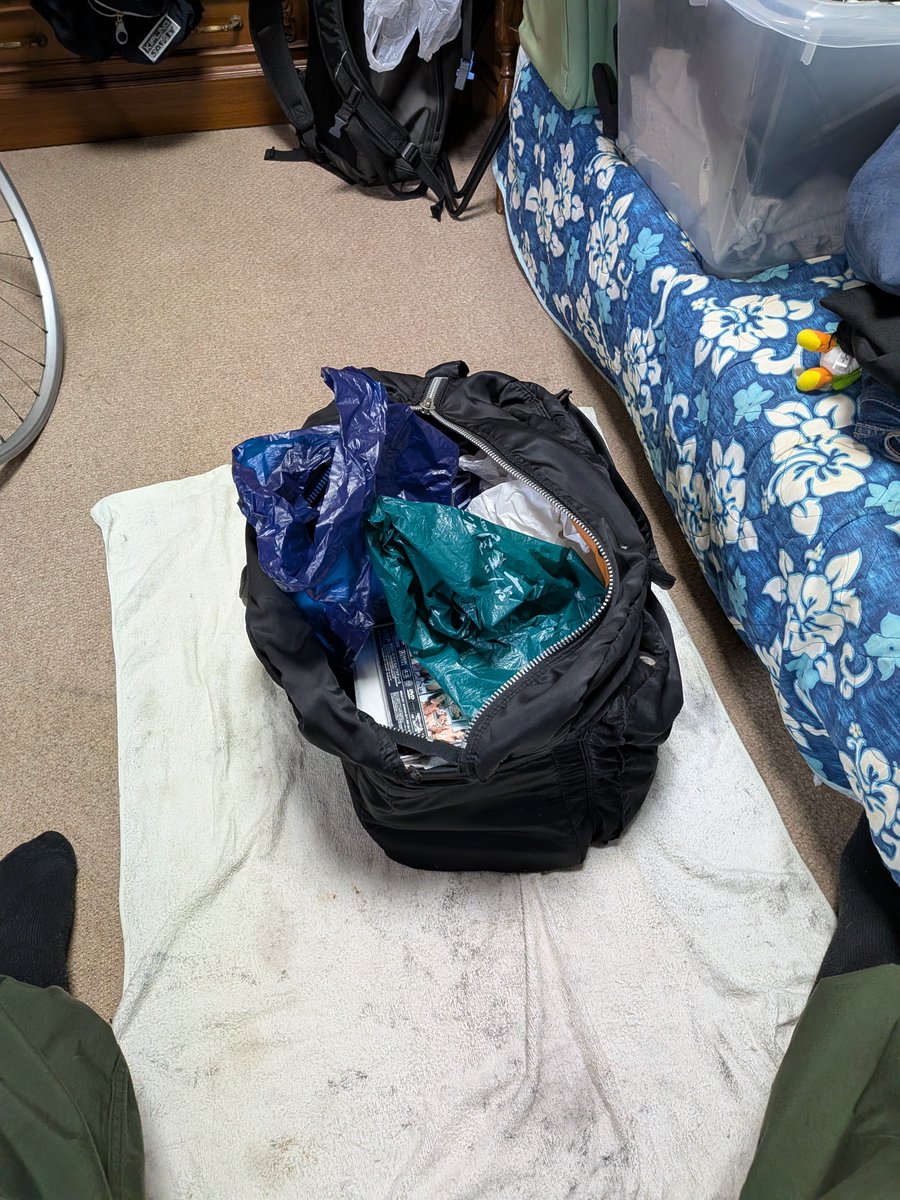 hijiki_allez's tweet photo. 家のガレージ開けて原付のパーツ漁ってたら親父の秘蔵AV出てきて笑えない。 https://t.co/Nppa8SIfn0