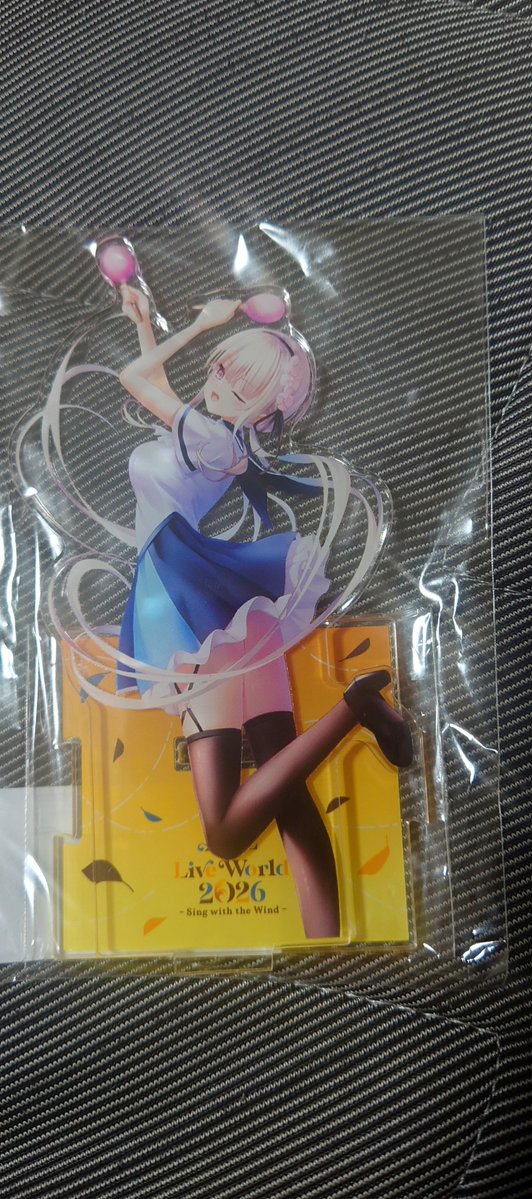 fbrjp's tweet photo. 本日は初めてのライヴでした。
正直、デレステとコラボした楽曲くらいしか知らない素人同然の状態でしたが
カッコいい曲、壮大な曲といい出会いがありました。
アクスタはせっかく来たんだから記念に
あげるよと買ってくれました！
ただ、オッサンが3時間半近くスタンディングはキツいｗｗｗ https://t.co/5t8x6s4ywo