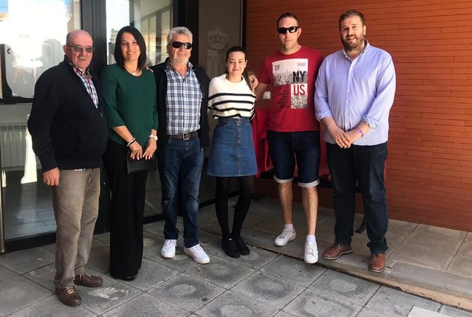 alora86's tweet photo. Desde 1982 hasta hoy, siempre con el mismo compromiso y las mismas convicciones.

Con lágrimas en los ojos despedimos a una parte de la historia socialista de Sahagún.

Mi presidente, mi compañero y mi amigo. Qué suerte haber caminado a tu lado.

Te echaré de menos, Mauricio.✊🏻🌹 https://t.co/6vxBpJJilU