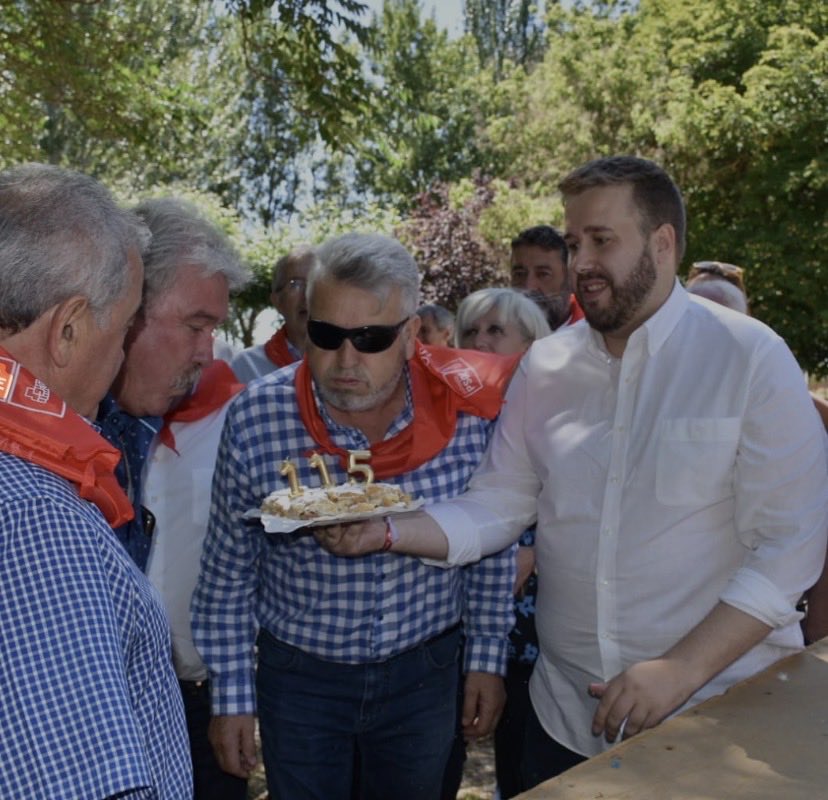 alora86's tweet photo. Desde 1982 hasta hoy, siempre con el mismo compromiso y las mismas convicciones.

Con lágrimas en los ojos despedimos a una parte de la historia socialista de Sahagún.

Mi presidente, mi compañero y mi amigo. Qué suerte haber caminado a tu lado.

Te echaré de menos, Mauricio.✊🏻🌹 https://t.co/6vxBpJJilU