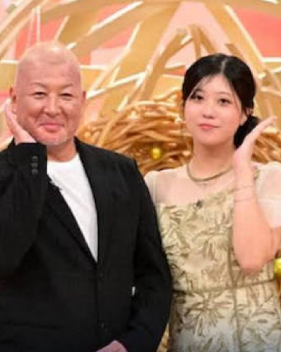 Cultination1's tweet photo. 🚨🇯🇵 À 24 ans, elle a épousé l’ami de sa mère qui s'occupait d'elle depuis qu'elle a 5 ans. Il a 53 ans.

Megumi connaissait Mizuki depuis son enfance : il avait notamment été chargé de la garder lorsqu’elle avait 5 ans. 

En 2022, alors qu’elle était adulte, une sortie au cinéma prévue avec sa mère s’est transformée en rendez-vous à 2 après que celle-ci s’est endormie. 

Leur relation a ensuite évolué jusqu’au mariage, célébré en janvier 2025.

Sa mère avait d’abord été opposée à leur relation, avant de finalement accepter leur mariage. 

Aujourd’hui, le couple vit à Kagawa, où Mizuki tient un bar et Megumi s’occupe du foyer. 
(South China Morning Post)