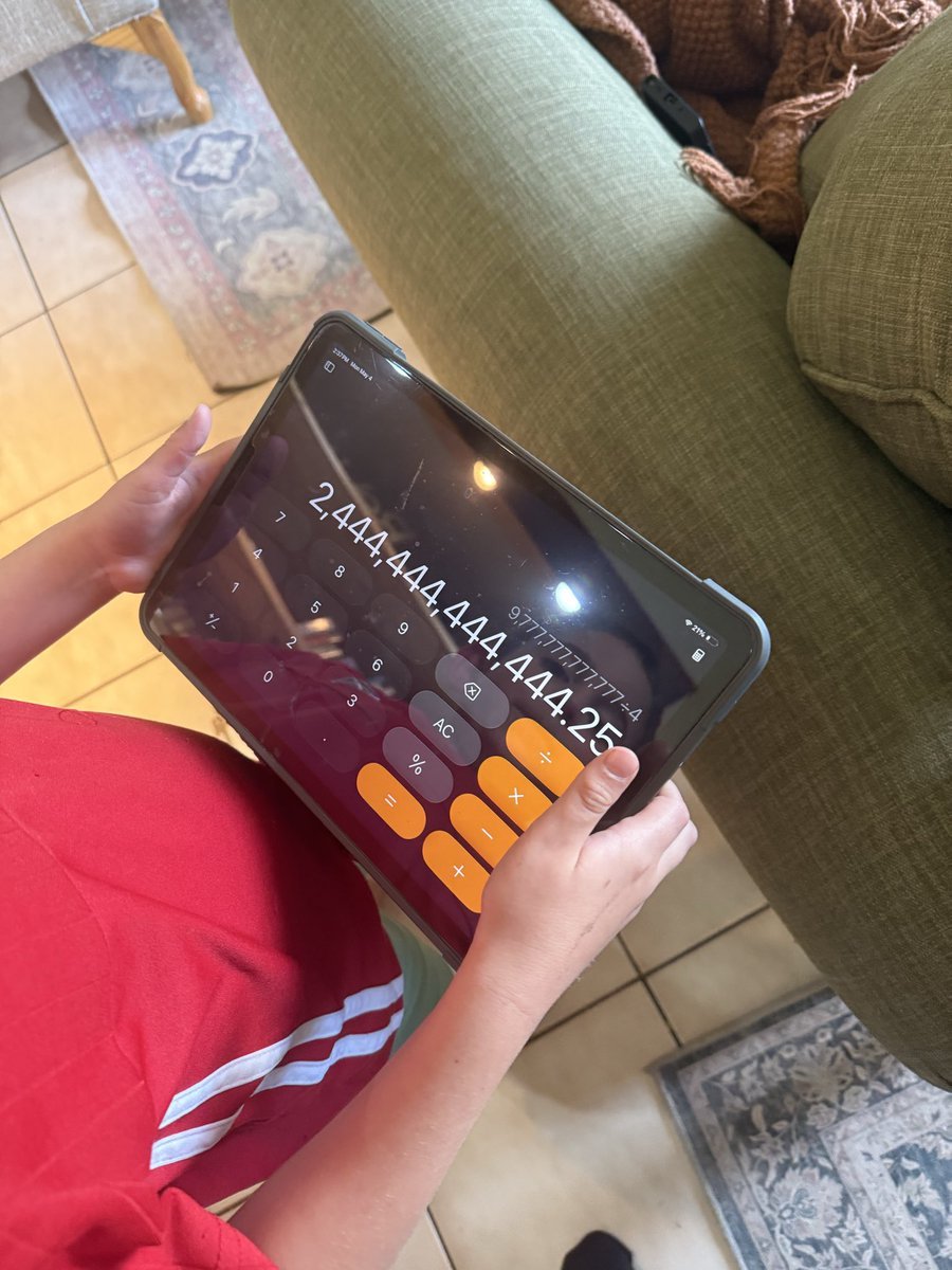 ezcenzi's tweet photo. mi primo me vino a decir que encontró una nueva IA que resuelve cuentas matemáticas... https://t.co/IkajzI5tmx