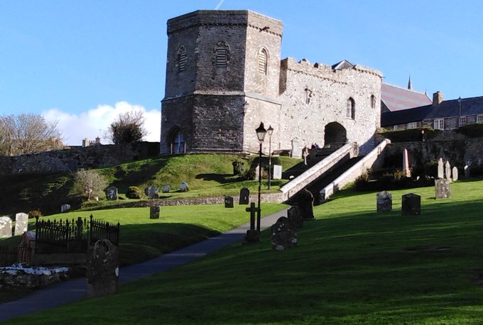 StDavCathLib's tweet photo. #DrysauAgored #OpenDoors @cadwcymru @cadwwales
Inspiring start to the 4 days. Many tks @CanonLeighRich
Followed by @StDavidsBells, Lapidarium, Tour of @StDavidsCath + Bishops Palace
& so to 6pm @ChoralEvensong with Llandaff Cath Choir
All topped off with flag of Deheubarth https://t.co/n0cLtIeEI8