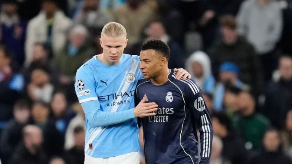 MundoBarcaNews's tweet photo. 🚨 ÚLTIMA HORA:

Haaland marcó 61 goles y Mbappé 57. ⚽🔥

🏆 Haaland ganó 2 títulos.
❌ Mbappé ganó 0 títulos.

Y, aun así, Haaland no aparece entre los principales candidatos al Balón de Oro. 👀🏆
🗞️ mundo barça https://t.co/E55UjRpQ6N