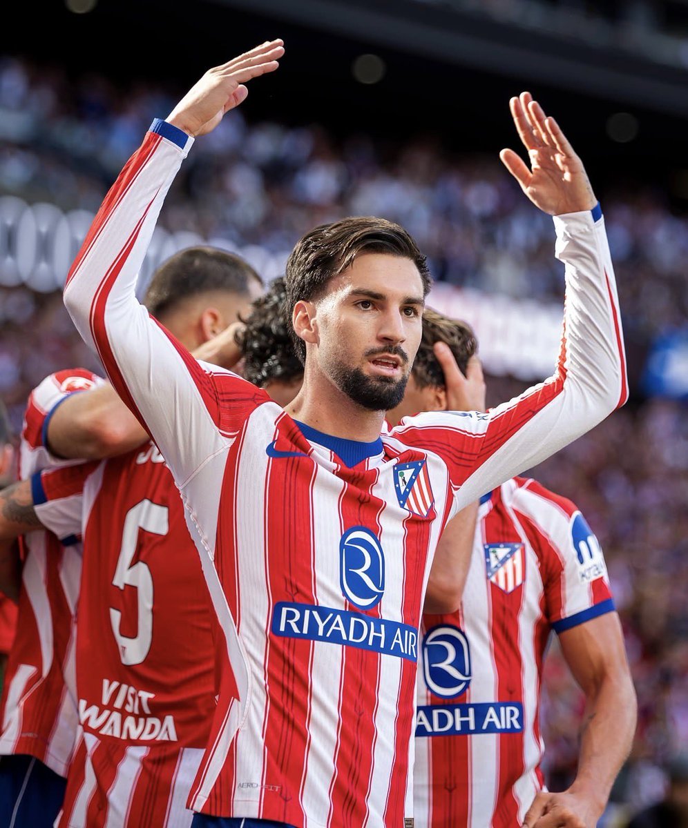 atletiuniverse's tweet photo. 🚨🇪🇸 Alex Baena: "I think Real Madrid are complaining because they lost. If it had happened the other way around, I don’t think there would be nearly as much talk about these refereeing controversies.

And I think it’s what usually happens: when Madrid lose to Atlético, they try to look for other things to blame rather than focus on themselves.

I think the whole show they put on at the press conference with those little pieces of paper did come across as a tantrum, as not knowing how to lose."

[via @telemadrid]