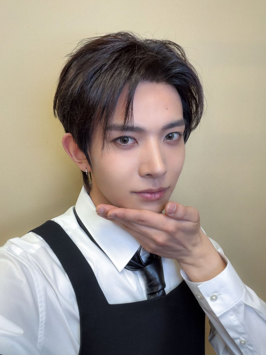 h_evva_n's tweet photo. 260926 @ EVAN 'DEATH OF ME' 감상회 IN MACAU 
#EVAN #에반 https://t.co/xoh4apjWFQ