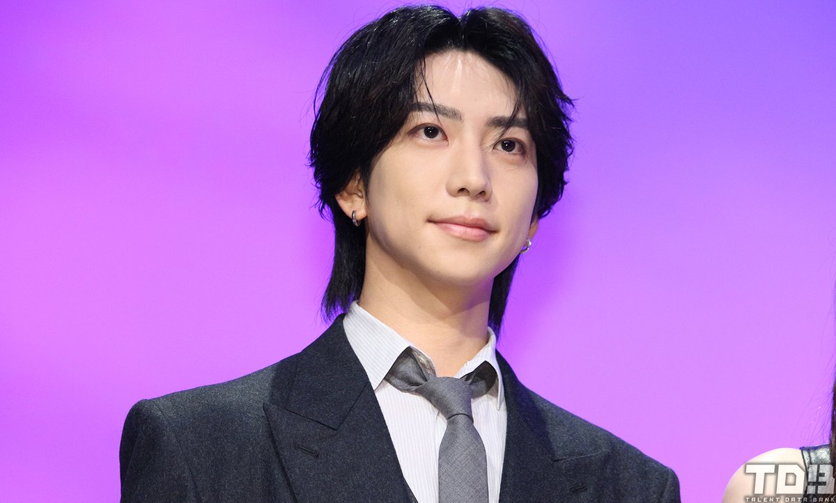 talent_databank's tweet photo. ドラマ『ライフトレード』記者会見

IMP.鈴木大河、主演・馬場ふみかの現場での姿に「さすが座長！」
黒服役の注目ポイントで“弟感・子犬感”をアピール

大ヒット祈願の乾杯セレモニーでボトル開封の大役も

▼詳細はこちら
https://t.co/1zbPPXC9o9 

#鈴木大河 #IMP. #ライフトレード https://t.co/XOT2XdQaqr