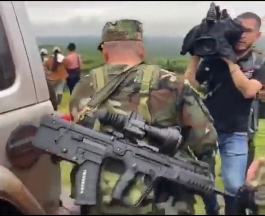 DanielAugu34128's tweet photo. @VickyDavilaH 🚨🇨🇴Ya le pidieron salvoconducto a Iván “Mordisco” para este mega fusil con mira térmica de precisión, calibre 5,56 ? O solo les incomoda la pistola del presidente “que No se note , la doble moral” y el corazón zurdo/ Terrorista de algunos, eso sí son les incomodó.?

Malparidos https://t.co/F6MJMQtmCP
