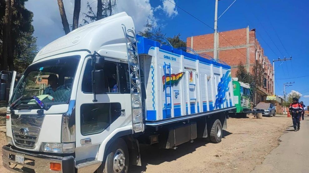 NotiBoliviaSeg's tweet photo. #NotiBolivia | Comisan 4.600 litros de diésel en Chaguaya, La Paz

Leer más en: https://t.co/6Rdfef5Cry

#Bolivia https://t.co/hleUjzi2XL
