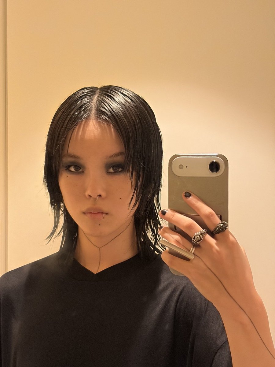 Auralizzie's tweet photo. EMO COCONA IS SO FINE https://t.co/27pc49xT1Q