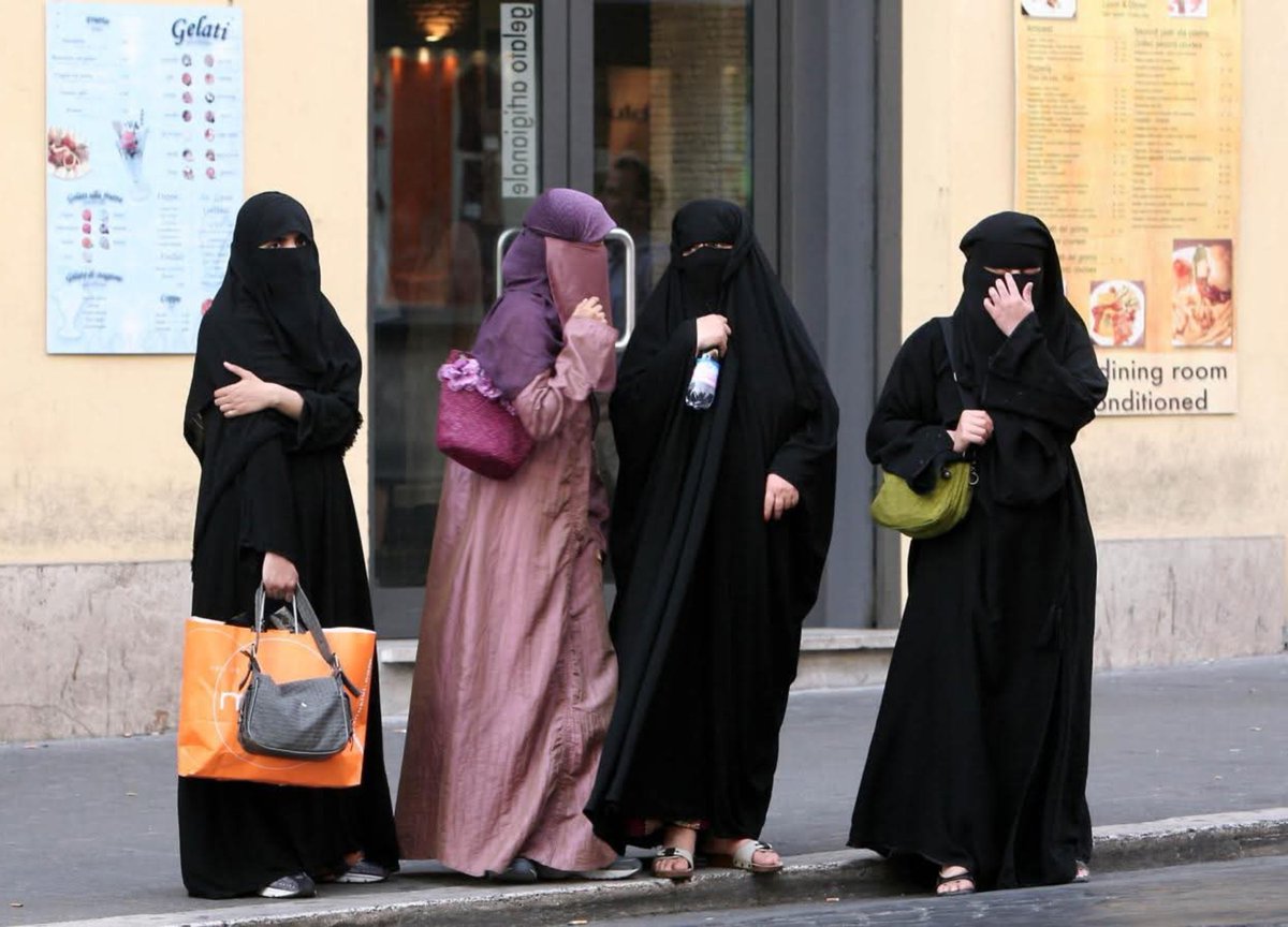 RadioGenoa's tweet photo. This is Italy: "We wear burqa and the niqab by free choice and feel part of civil society." They want to take Italy back to prehistoric times. https://t.co/FJamzlLsAA