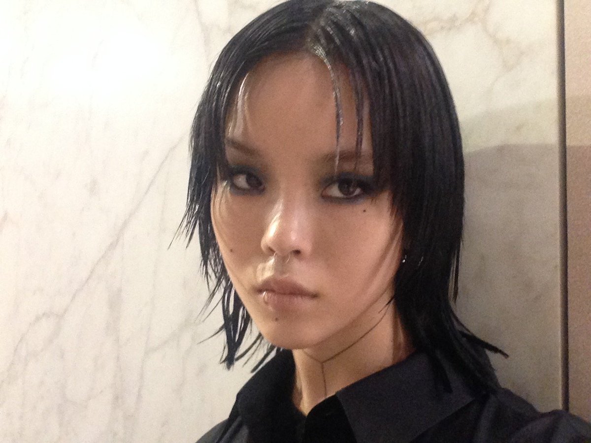Auralizzie's tweet photo. EMO COCONA IS SO FINE https://t.co/27pc49xT1Q