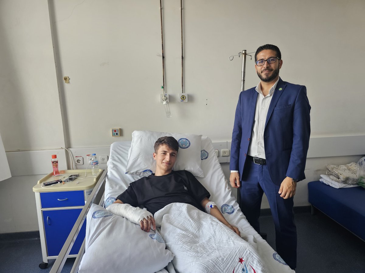 Veysel_aymelek's tweet photo. Ardil ailesinin ameliyat geçiren kıymetli evladı Seyit'i tedavi gördüğü hastanede ziyaret edip moral verdik.

​Rabbim Seyit kardeşimize tez vakitte hayırlı şifalar versin, beterinden muhafaza eylesin. Geçmiş olsun.
#HÜDAPAR 
#Yıldırım https://t.co/rrYFqh14Yo