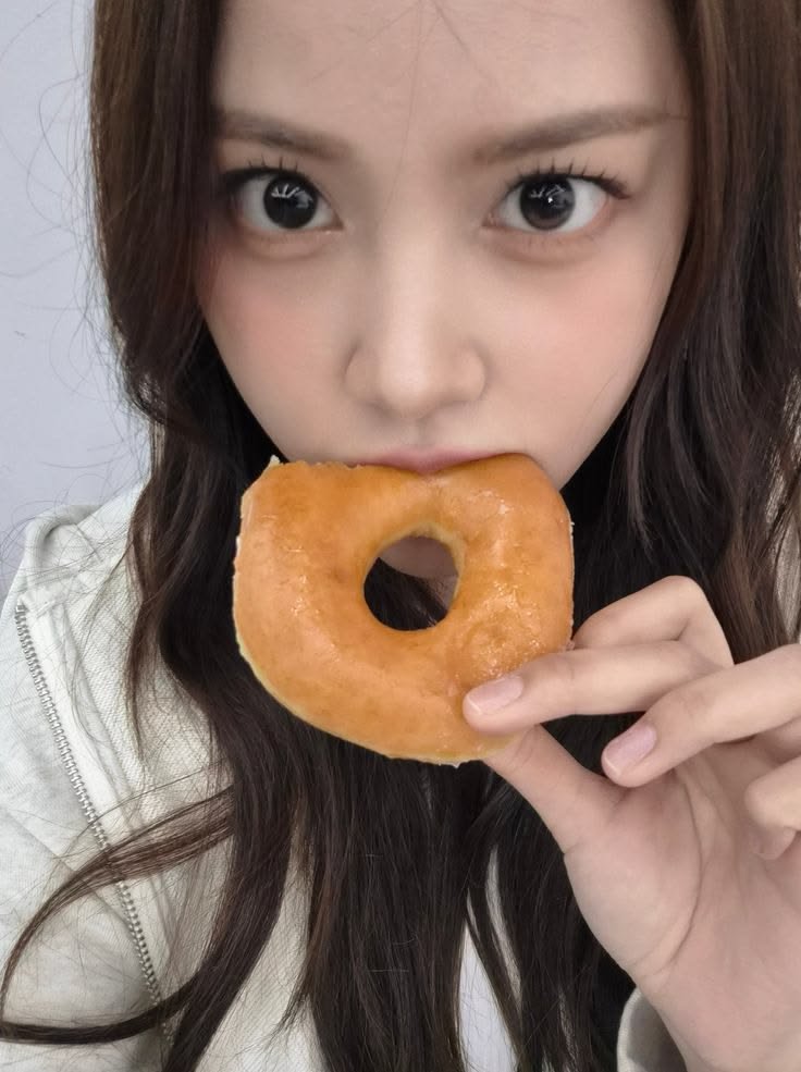 carmnitq's tweet photo. Maaff dd donatnya ku gigit dikit 🤏 https://t.co/aUHFqyi49z