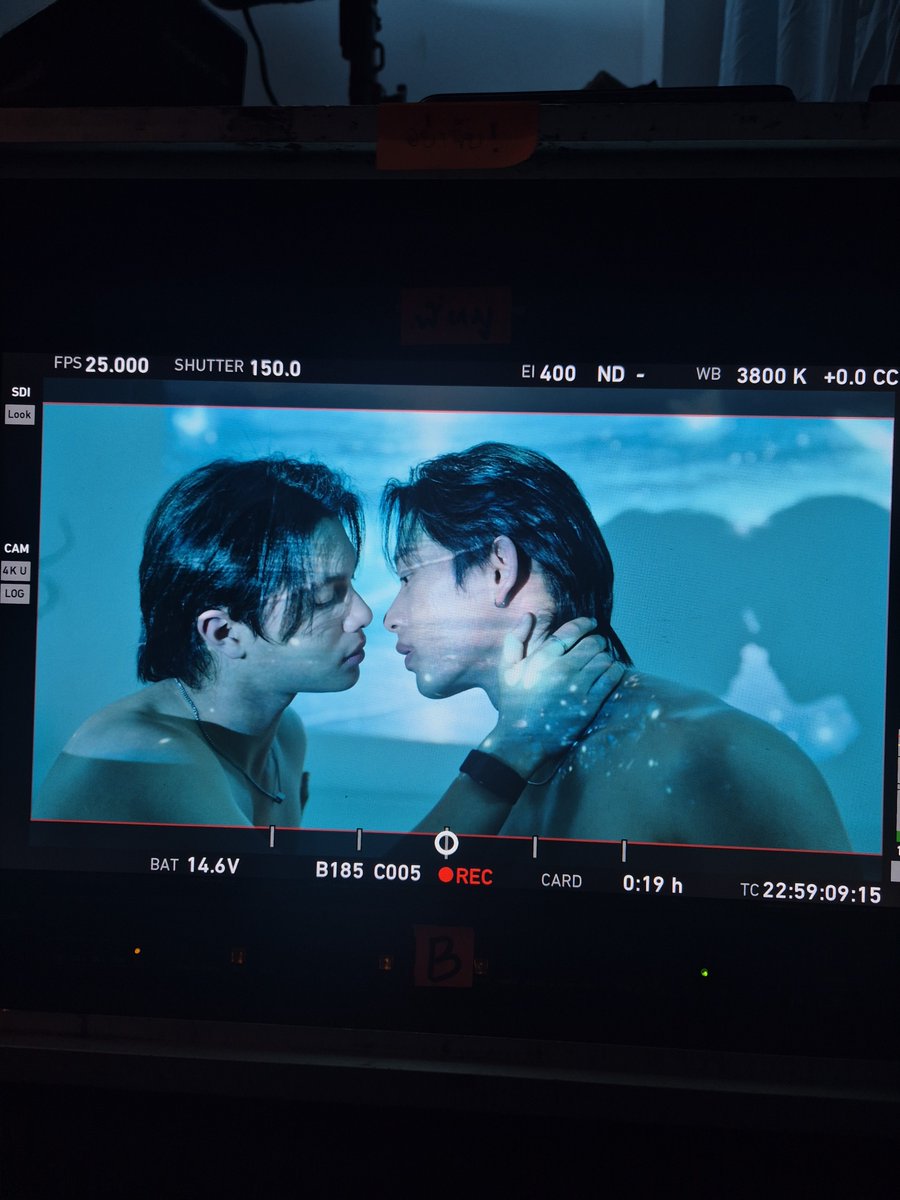 JprangPattana's tweet photo. เรารักเฟรมนี้มาก พอตัดสินใจว่าห้องมอธจะยิงโปรเจ็คเตอร์ ยังไงก็ต้องมีเฟรมนี้ ยกเครดิตให้ทีมกล้อง ทีมart ทีมผู้ช่วยและทุกๆทีมที่มาบ้าไปด้วยกัน 

รวมไปถึงวิลเลี่ยมและน้องเอส ที่กระโจนมาด้วยกัน...รักอ่ะ 🦋❤️‍🔥🚩❤️🎬

ทุกคนชอบซีนไหนกันบ้างรออ่านน้า 

#YouManiacSeriesEP5 https://t.co/EgUyrdyShF