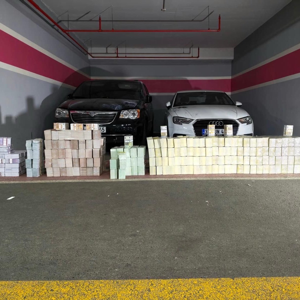 umitozdag's tweet photo. Dün bu ülkede emekli bir polis memuru "geçinemiyoruz" diyerek intihar etti.

Bugün Vanlı Kara Haydar lakaplı şahsın otoparktaki araçlarında 934 milyon TL tutarında döviz ele geçirildi.

Türkiye'yi namussuzlar için cennet, namuslular için cehenneme çevirenlerden hesap soracağız! https://t.co/OXMMil2sDn