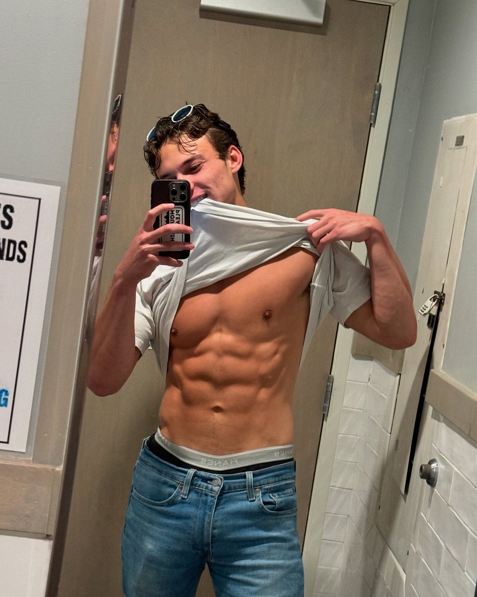 itscjclark69's tweet photo. Alright…. Gonna start training abs again https://t.co/PUAEaADHfT