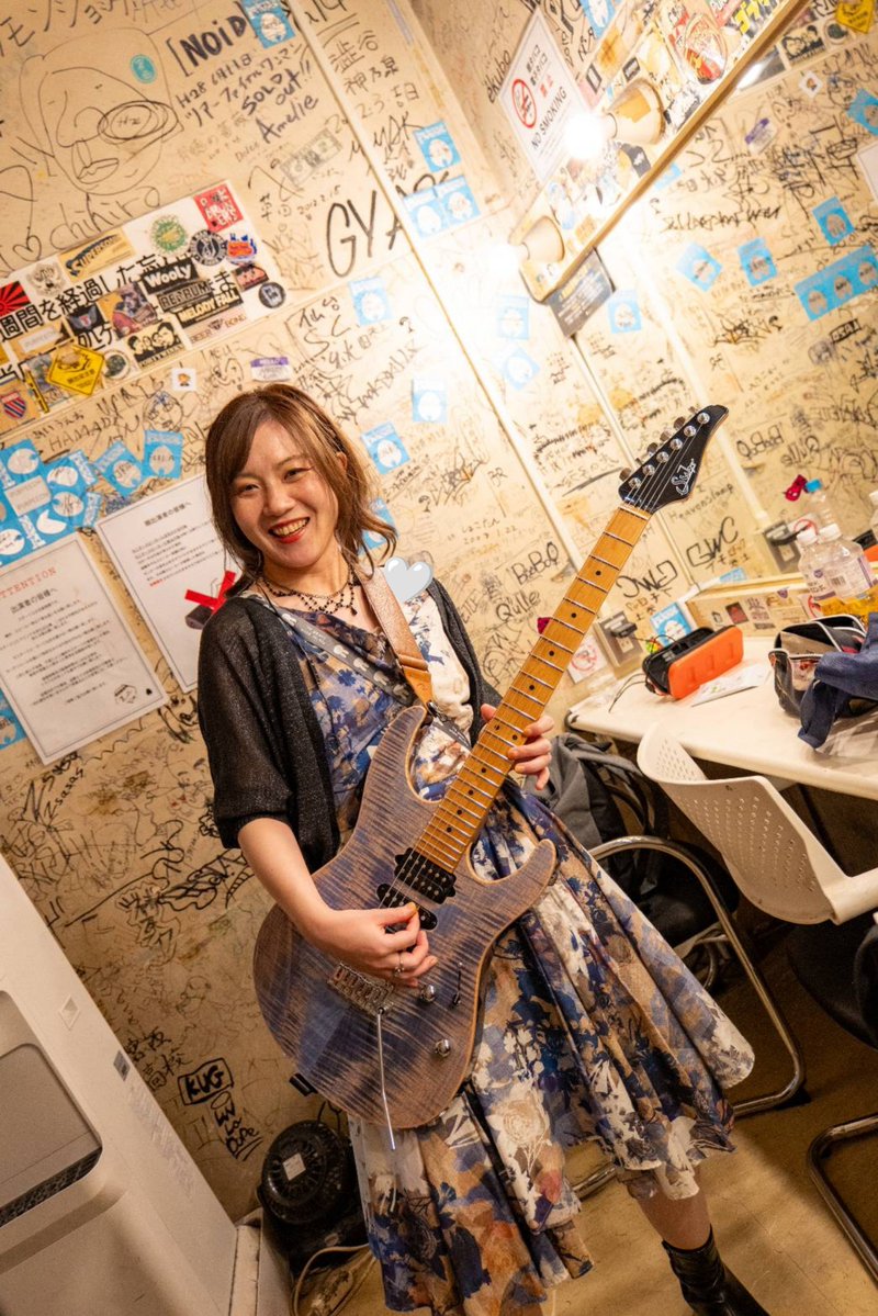macaroneed's tweet photo. 待機時間に「ちょっと弾いといて～🎸」と預けられたヒロキさんのNewギター、たまたまワンピースの色とコーディネート合いすぎて笑いました🤣🤣
オマケ掲載🤳🏻⋆꙳ https://t.co/ojdaAjdmZC