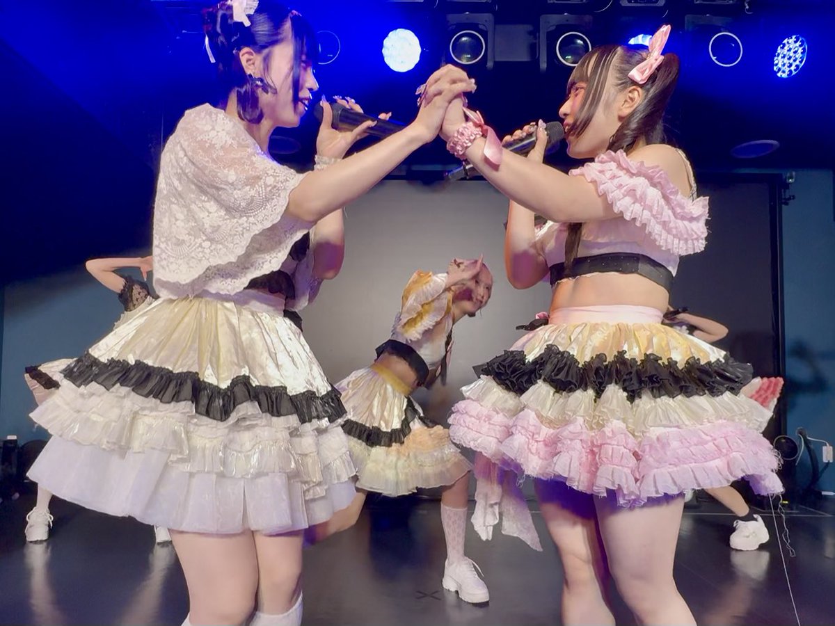 sweettwinstar's tweet photo. @tikuwabu_1205 天使が舞い降りてくる光景ホントそれだ！分かりすぎる〜！🩷🤍2人一緒のシーン各所に多くて幸💕こちらは旧衣装の時のですが尊すぎる✨✨ https://t.co/fVA3AfqB6f