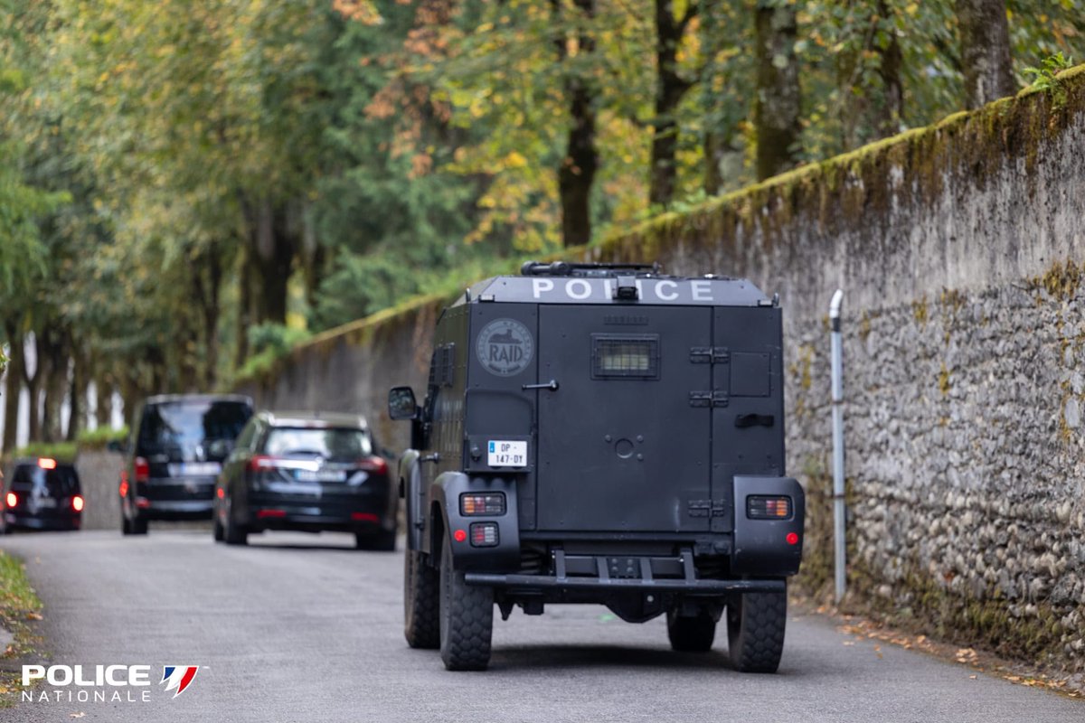 PoliceNationale's tweet photo. À vos côtés pour vivre l’exceptionnel. https://t.co/irbIbNZ8tn